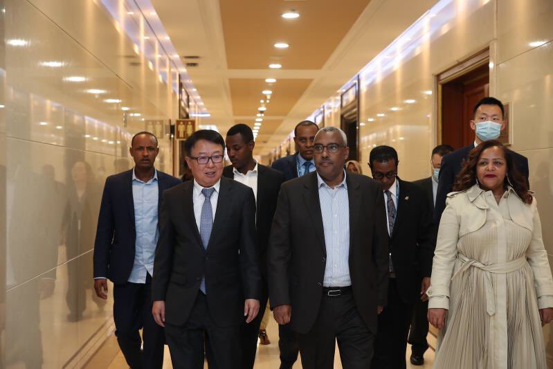 MFAEthiopia's tweet photo. Deputy Prime Minister and Minister of Foreign Affairs of Ethiopia, H.E. Demeke Mekonnen arrived in #Beijing today on an official visit to #China. Senior Chinese Government officials warmly welcomed the #Ethiopia|n Delegation at Beijing International Airport. 1/2 https://t.co/6VOC1SCFEU