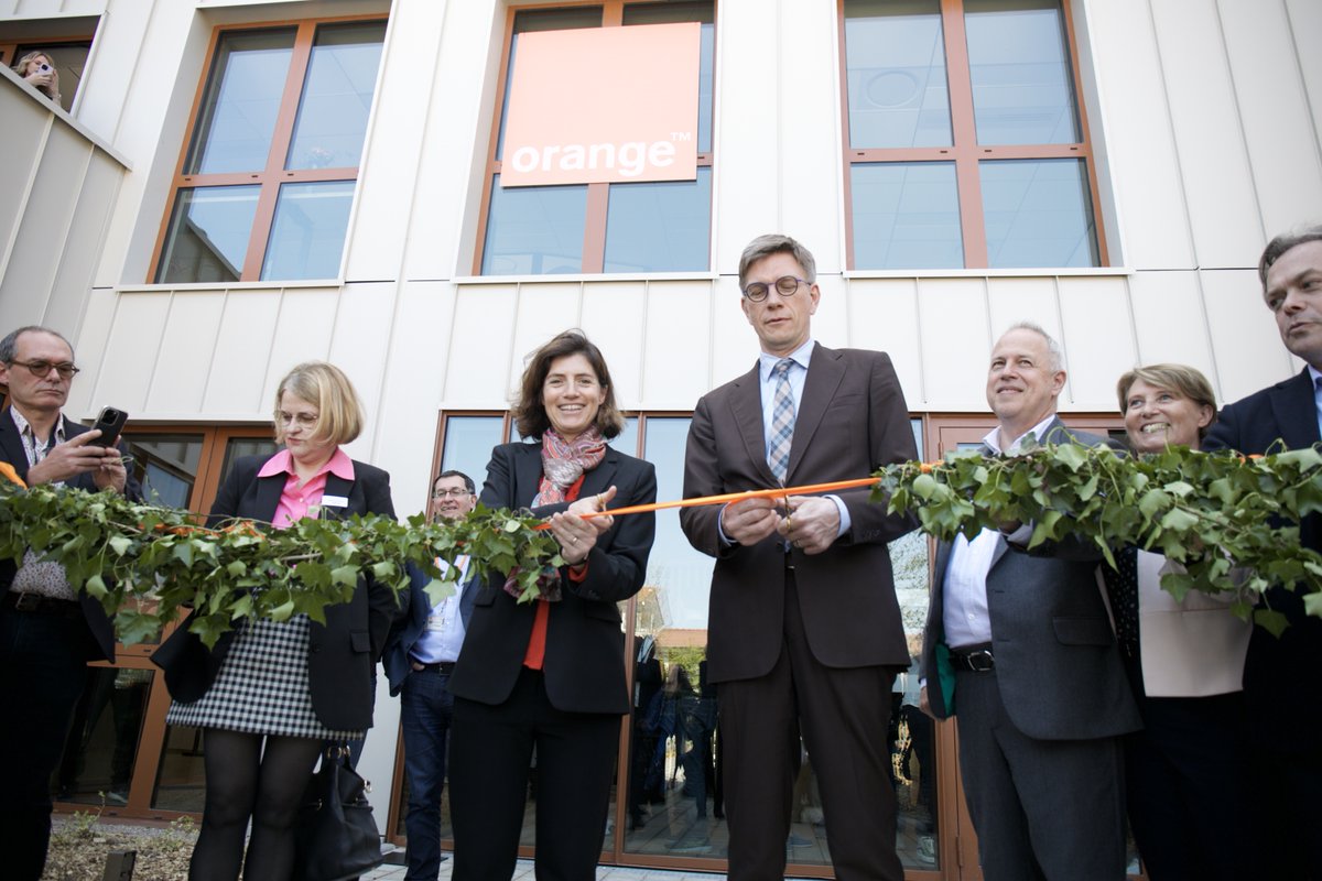 OrangeGrandEst's tweet photo. On inaugure aujourd’hui, avec @Cheydema, notre nouveau bâtiment à Nancy.

Plus de 3️⃣0️⃣0️⃣ salariés bénéficient à partir d’aujourd’hui de ce nouvel espace favorisant les échanges, la transversalité et la coopération 🤝 https://t.co/kzxxFhY4ol