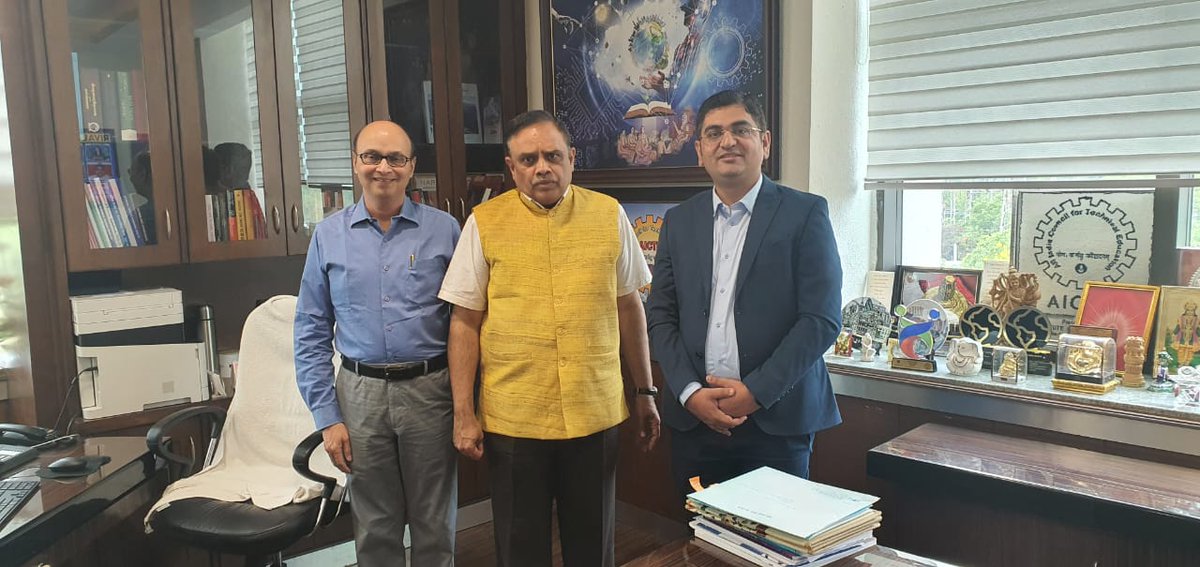 Ihubanubhuti's tweet image. Mr. Saurabh Chaubey, CEO and Mr. Nirmal Bengani, Head, #Partnership & BD, iHub Anubhuti met with @AICTE_INDIA Chairman, Dr. Sitharam T.G and briefed him about the activities carried out by us to promote #CognitiveComputing and #SocialSensing technologies.
#research @IIITDelhi