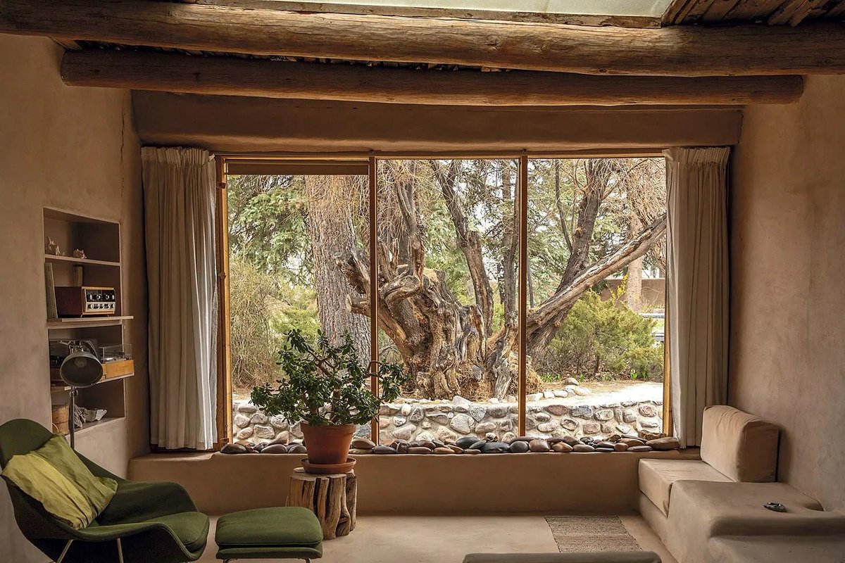 maigosia's tweet photo. georgia o’keeffe home studio in abiquiú, new mexico

“i can’t live any other way. my house in abiquiú is pretty empty; only what I need is in it. i like walls empty.” https://t.co/fVDiGTEdig