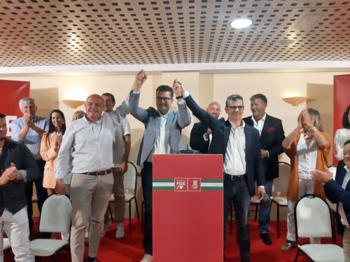 La semana pasada estaba Bolaños en Mojácar pidiendo el voto para los dos candidatos del PSOE detenidos por la policía, por una posible compra masiva de votos.
