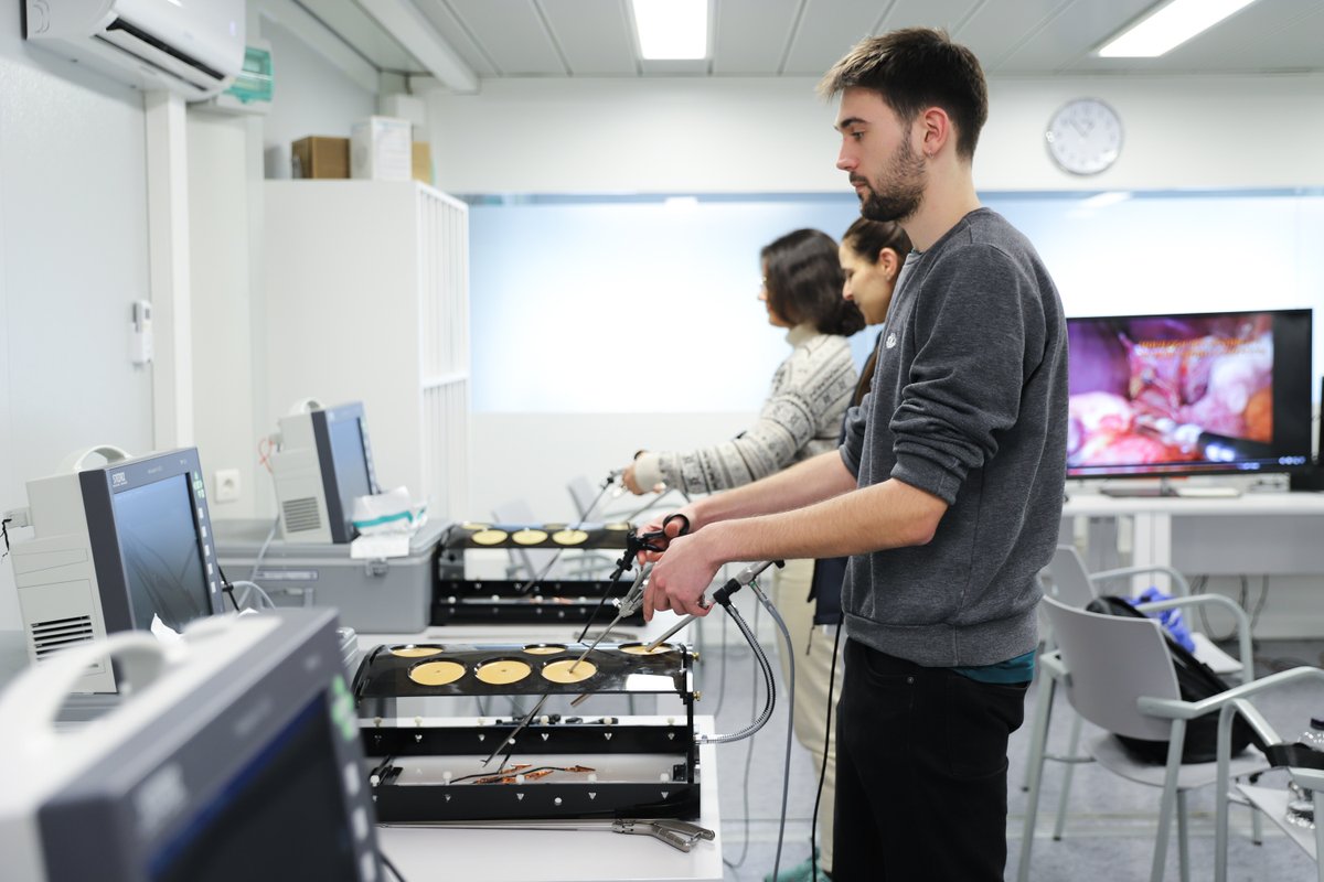 hgermanstrias's tweet photo. 🆕 L'#hgermanstrias posa en marxa una àrea per a la formació en simulació i pràctica d'habilitats dels seus professionals

👩‍⚕️ Permet reproduir, per al seu aprenentatge i entrenament, molts procediments mèdics, quirúrgics i d’infermeria

ℹ️  https://t.co/bAaEK6JiPe https://t.co/FKHAL08MCi