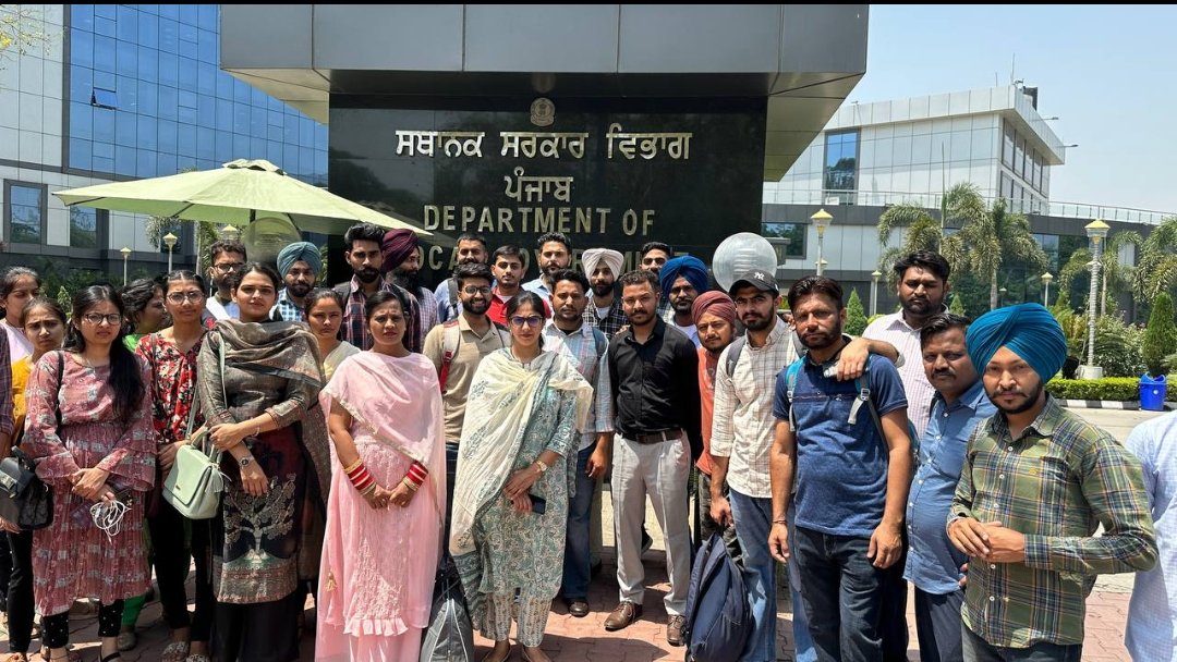 Namdevhub's tweet photo. @ranju1505 @BhagwantMann @NijjarDr @gautamjindal13 ਬੇਰੁਜ਼ਗਾਰੀ ਖਤਮ ਕਰਨ ਦੀ ਗੱਲ ਕਰਦੇ ਓ tuc ਪੇਪਰ ਪਾਸ ਕਰਨ ਬਾਅਦ ਵੀ ਤੁਸੀ ਸਾਲ ਸਾਲ ਜੁਆਇਨਿੰਗ ਨਹੀਂ ਦੇ ਰਹੇ ਭਗਵੰਤ ਮਾਨ ਸਾਬ ਜੀ ।sir ਜਲਦੀ ਤੋਂ ਜਲਦੀ tuc ਲੋਕਲ ਬਾਡੀ ਡਿਪਾਰਟਮੇਂਟ ਵਿੱਚ ਕਲਰਕਾ (General)  ਨੂੰ joining ਲੈਟਰ ਜਾਰੀ ਕਰੋ। 
@CMOPb @BhagwantMann @gautamjindal13 https://t.co/Iah4nKdTE2