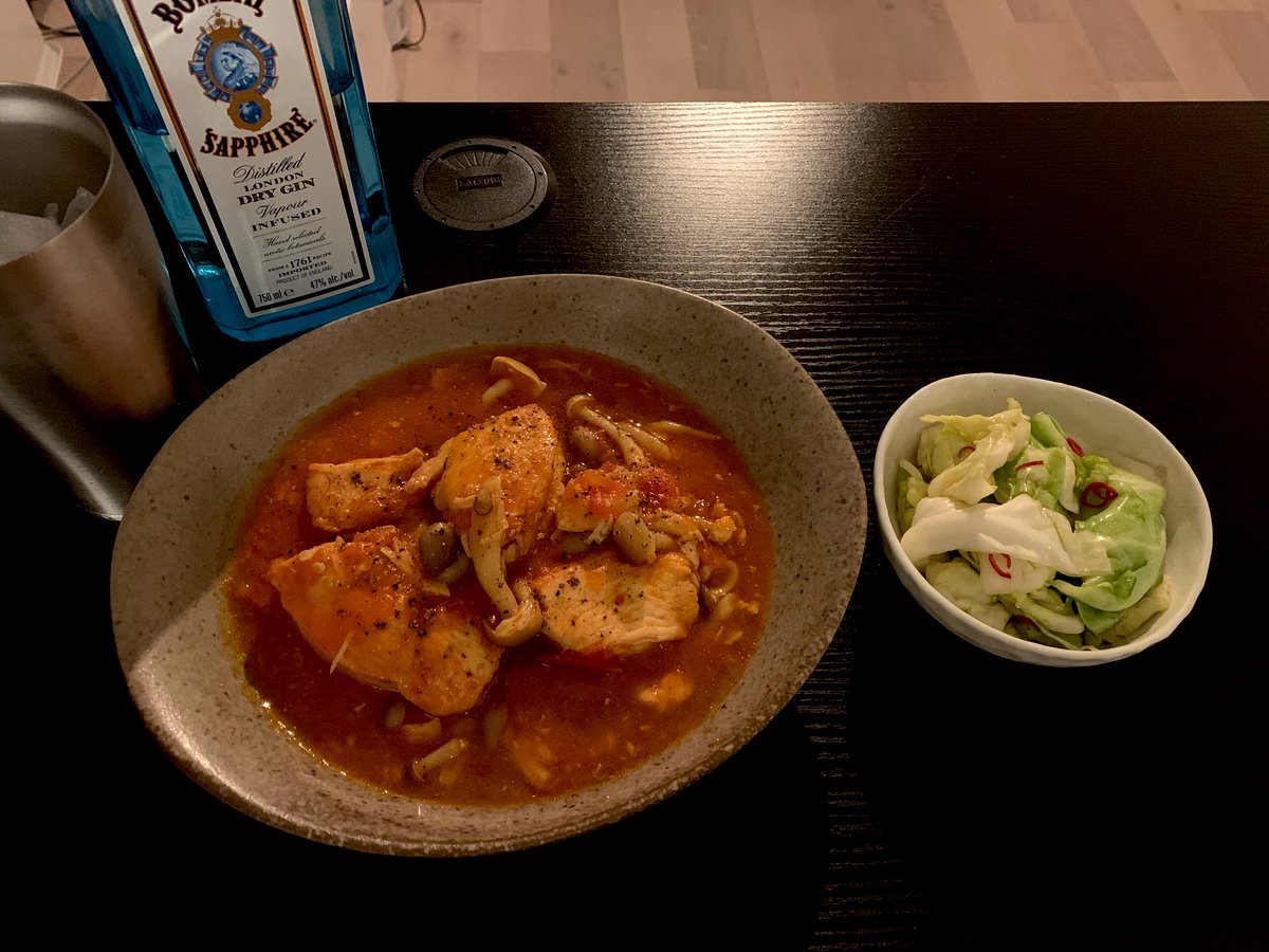 nikujaga15's tweet photo. 今夜はチキンのトマト煮込み、ピリ辛キャベツ漬で一杯やります
ボンベイのソーダ割で乾杯
#料理 #お酒 #晩酌 #ツイッター晩酌部 #おうちごはん https://t.co/wJtXjGaF68