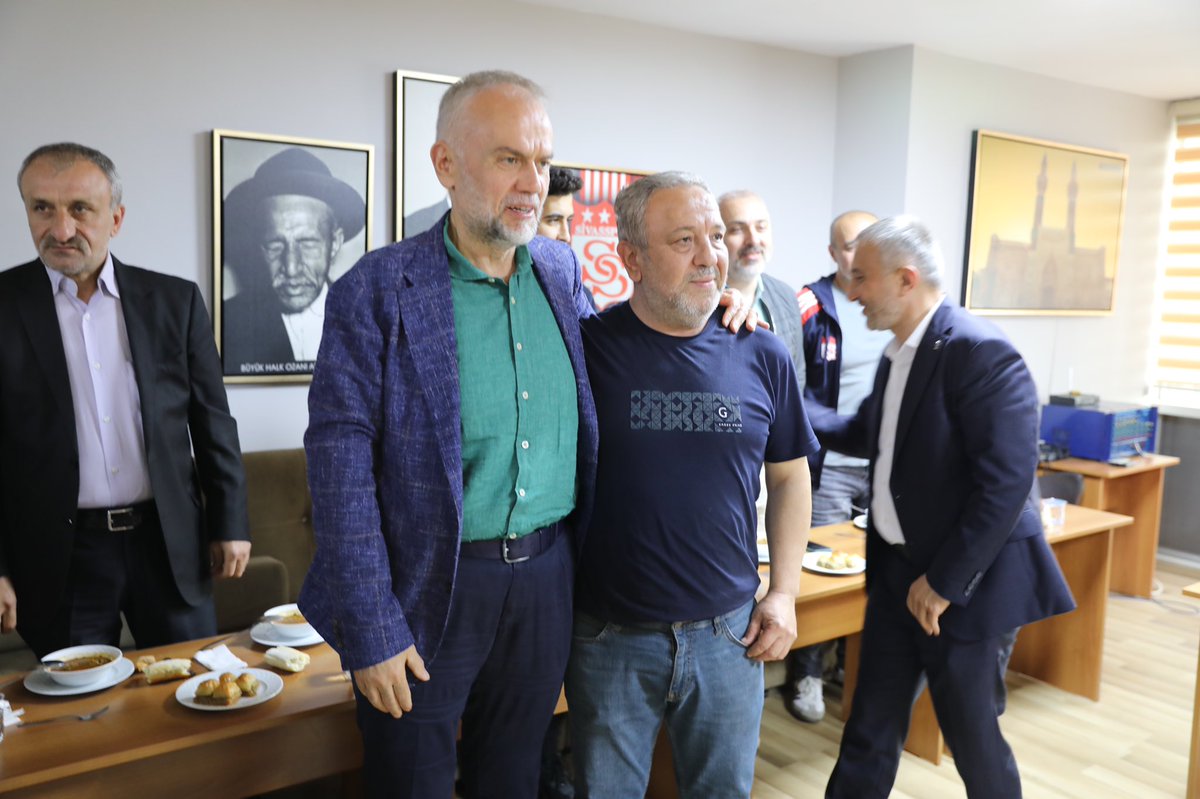 AK Parti Çekmeköy İlçe Başkanımız <a href="/akiniilhan/">Av.Akın İLHAN</a> ile Çekmeköy Sivas ve İlçeleri Kültür Derneği’ni ziyaret ederek 28 Mayıs’ta gerçekleşecek Cumhurbaşkanlığı seçimi 2. turu için istişarelerde bulunduk.

Dernek başkanı ve dernek yönetimine misafirperverliklerinden ötürü teşekkürler