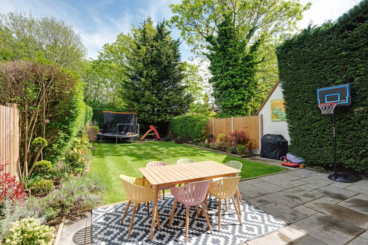 #justlisted four bedroom, family home ,stunning interiors ,off street parking and a lovely garden within the Brookland School Catchment area on the north side of #HampsteadGardenSuburb.
#London #NW11
£1,400,000 Freehold
tfs@g-h.co.uk