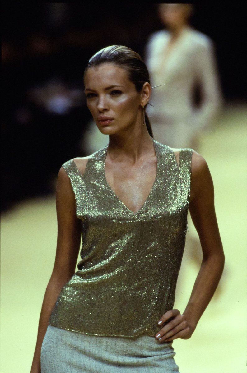 francarabias's tweet image. Esther Cañadas, espectacular en el desfile Primavera 1999 Alta Costura de @CHANEL 

Nueva entrada en mi #blogdemoda #EnlaZonaF

CHANEL, AÑOS 90 / (13) PRIMAVERA 1999 ALTA COSTURA enlazonaf.blogspot.com/2023/05/chanel…

#KarlLagerfeld #CHANEL
#fashionblogger #FranciscoCarabias #francarabias