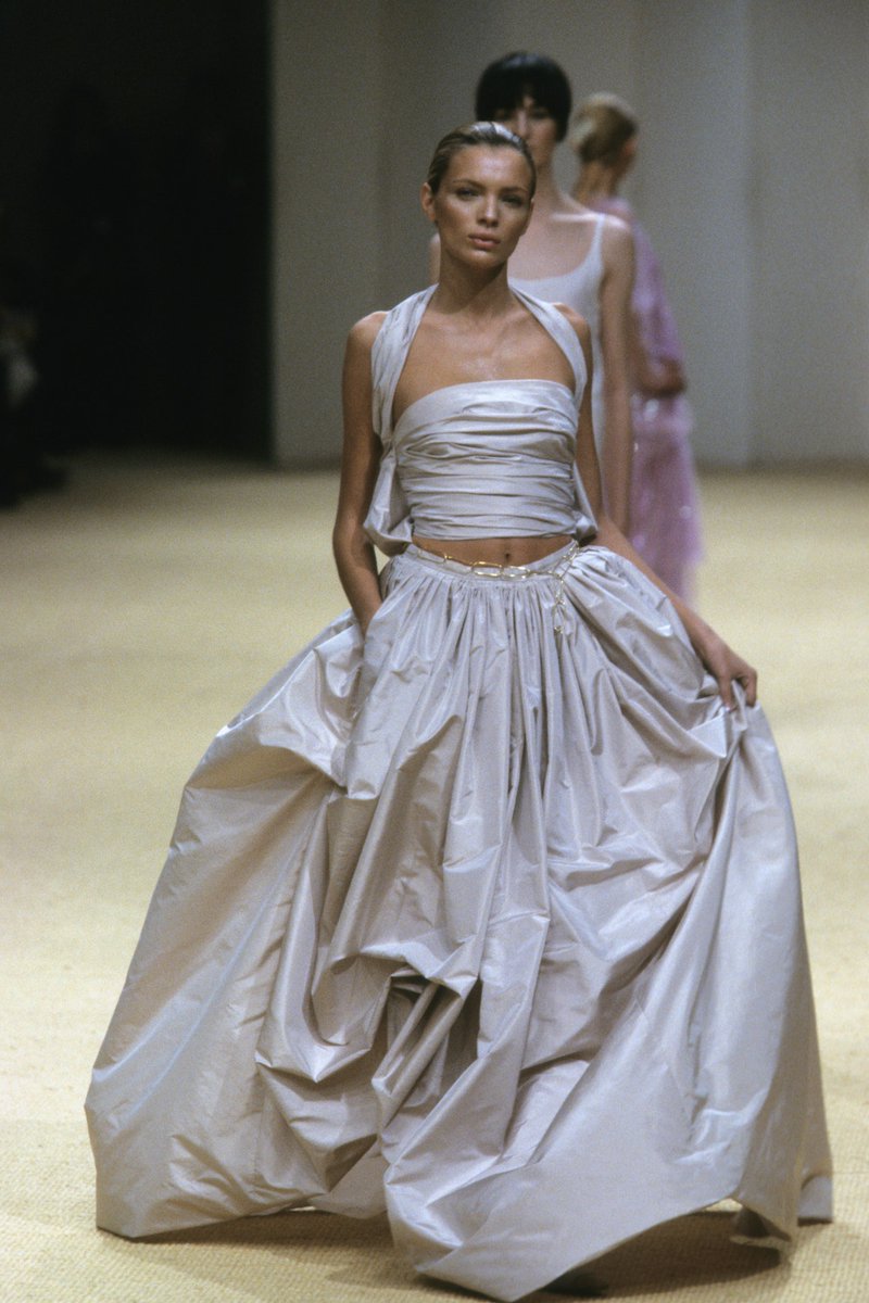 francarabias's tweet image. Esther Cañadas, espectacular en el desfile Primavera 1999 Alta Costura de @CHANEL 

Nueva entrada en mi #blogdemoda #EnlaZonaF

CHANEL, AÑOS 90 / (13) PRIMAVERA 1999 ALTA COSTURA enlazonaf.blogspot.com/2023/05/chanel…

#KarlLagerfeld #CHANEL
#fashionblogger #FranciscoCarabias #francarabias
