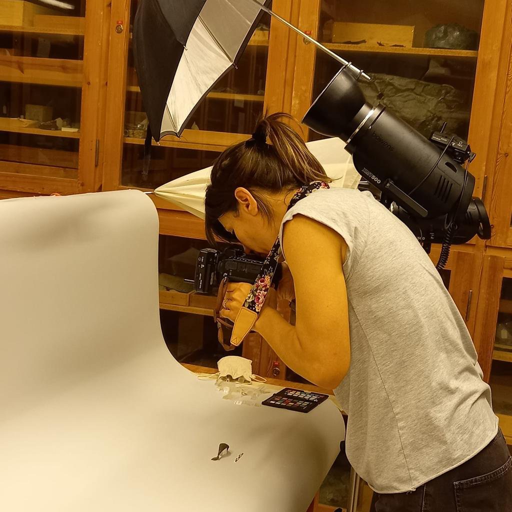 CCJ_CNRS's tweet photo. Mission bronzes de Delphes, avec l'EFA, étude et photographie des objets de parure, fibules, épingles,  pendeloques. Les bijoux offerts à Apollon ! @ccj_cnrs @efathenes @reseau_efe https://t.co/KVKVj7ahgr