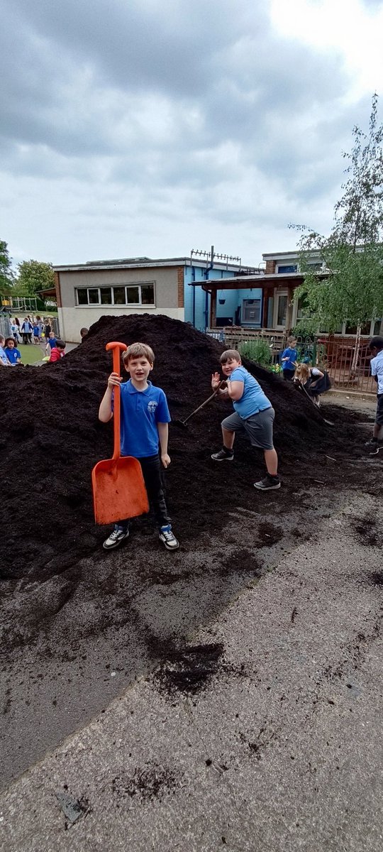 CoedGlas2027's tweet image. Day 1... We&apos;ve shifted a HUGE amount today! #teamworkmakesthedreamwork with @coedglas2028 

#schooltransition activities