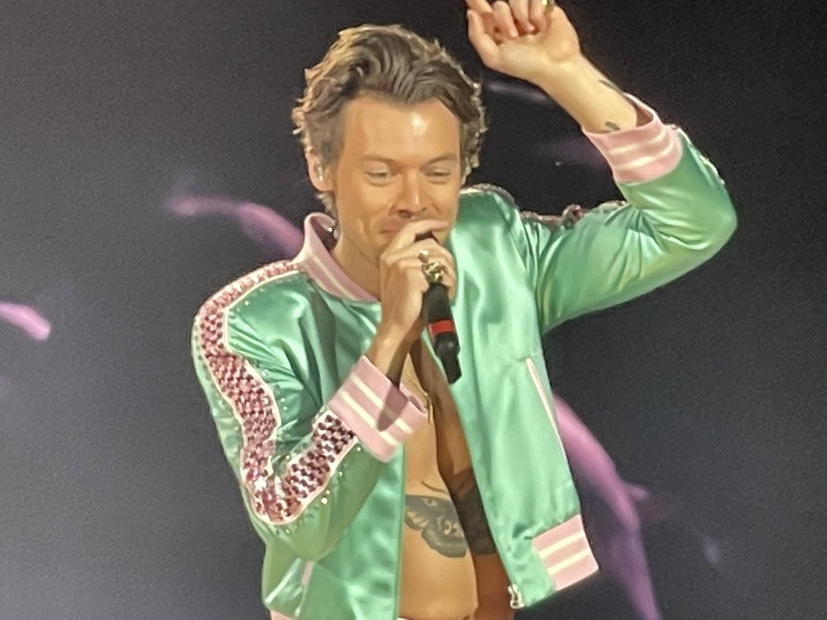 MellyCrumpton's tweet photo. Can we just appreciate how amazing @Harry_Styles was last night! https://t.co/ipLrwuef4G