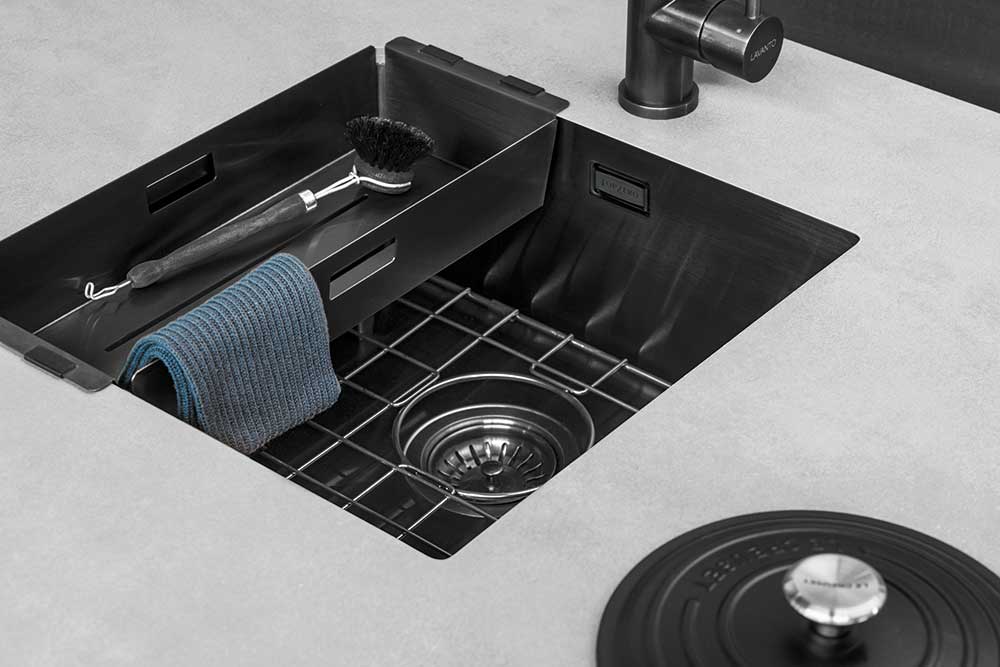 Geef je keuken een stijlvolle upgrade met de Lanesto Urban spoelbak in Gun Metal. Deze  spoelbak heeft een handige inzetbak om gemakkelijk je glazen te laten afdruipen en een bodemrek om je afwas te laten drogen. Lees meer: hubs.ly/Q01QD5yl0

#spoelbak
#keukeninspiratie