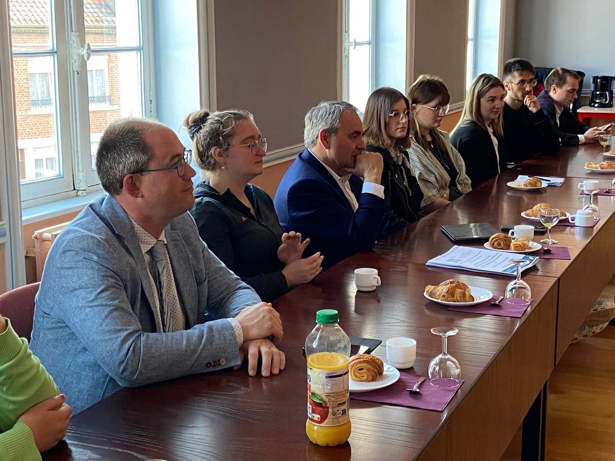 Lisa, Faustine, Delphine, Camille, Noah…. Aide au permis, plan régional de formation, reconversion professionnelle…

✅ Ce matin, le président <a href="/xavierbertrand/">Xavier Bertrand</a> rencontre des jeunes bénéficiaires de dispositifs ou d’aides directes de la Région #hautsdefrance à Auxi-le-Château.