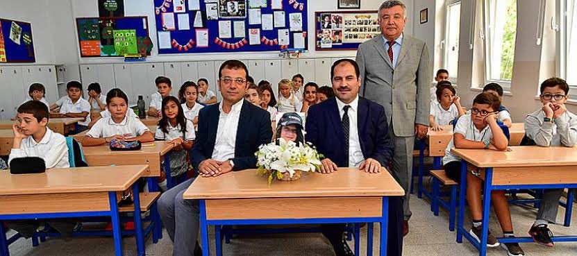 misra_oz's tweet photo. Oğlumun vefatı sonrası Beylikdüzü’ndeki evime Kıymetli eşi Selvi Kılıçdaroğlu ile birlikte ziyarete gelen Sn. @kilicdarogluk elini, desteğini hiç üzerimden çekmedi. Covid olup yoğun bakımda yattığımda benim yerime sosyal medyada gün saydı. Eve çıktığımda arayıp bana moral verdi. Sevgili @Canan_Kaftanci bana her zaman güç, ilham oldu. Covid olduğumda hastanede durumumu bire bir takip etti ve ailemi hiç yalnız bırakmadı. Ve oğlumun vefat haberi ile her şeyi bizlerin yerine düşünen, yapan, düzenleyen Sn. @ekrem_imamoglu , okullar açıldığı gün oğlumun okuluna gidip arkadaşları ile buluşup Oğuz Arda’yı andı. Büyük Şehir Belediye Başkanı olduğunda beni makamında ağırladı. 
Yani kısaca onlar beni, bizleri dava süreci dahil hiç yalnız bırakmadılar. Bir telefon kadar uzağımda olduklarını hep bildim. Bu kadar toplumun içinde olup, bu kadar millet ile iç içe olabilen liderler görmek Türkiye siyasetinde zor. Hiç kapımı çalmayanları, makamlarında tarafımıza hakaret edenleri de bilirim.
O yüzden eminim ki “hep birlikte” bizleri bu çukurdan çıkartacak olanlar onlar. 
Tereddütsüz oylarımız Sn. Kılıçdaroğlu’na.
Biz kazanacağız ✌🏻
Baharlar gelecek 🌺
Adalete kavuşacağız ✌🏻
#28mayıstaherkessandığa 
#OylarKılıçdaroğluna 
#KemalKılıçdaroğlu 
#CorluTrenKatliamı 
#OğuzArdaSel 
#28Mayıs 
#Adalet