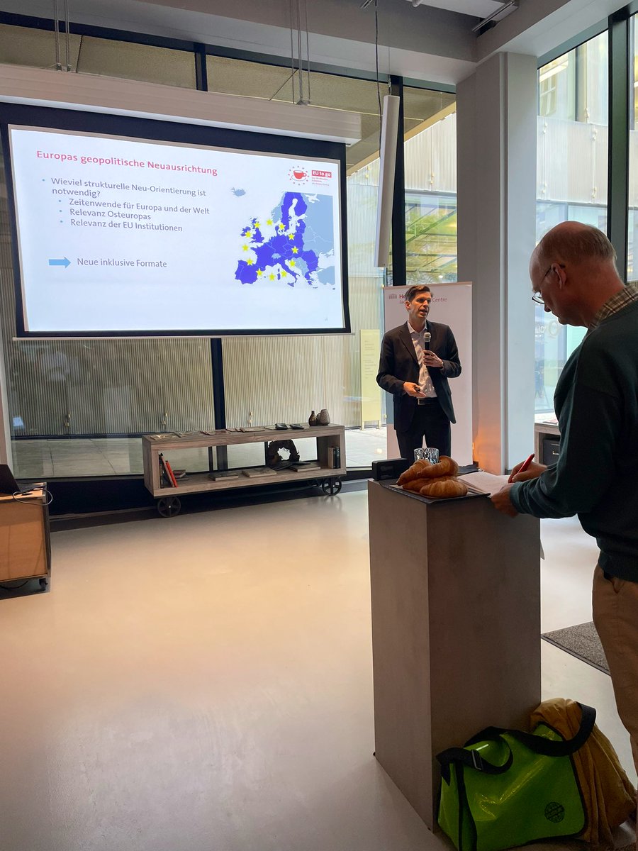 Super Format: Bei Espresso &amp; Croissant geht es beim #EUtogo des <a href="/DelorsBerlin/">Jacques Delors Centre</a> um die 🇩🇪🇫🇷-Beziehungen. Fazit: Es gibt große Unterschiede (zB bei Energie &amp; Finanzen), es ruckelt. Die kommenden 2 Jahre ohne nationale Wahlen sind entscheidend für deren Zukunft und somit die der 🇪🇺