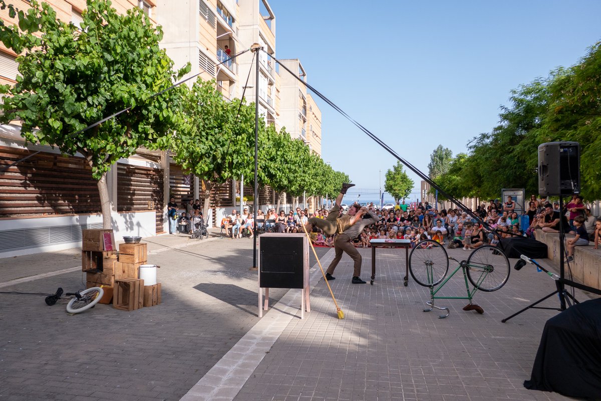 curtcirckit's tweet photo. Ei, recorda! Del 2 al 4 de juny, Montgat s'omple de circ🔜🎉🎪🤹🏻‍♀️🤸🏽

Si encara no ho has fet, marca-ho al teu calendari. ✍️🗓️ Ah, i no t’oblidis de compartir-ho amb els teus amics 👍🏽

#montgat #cultura #CurtCircKit #circ #circalcarrer #circcontemporani https://t.co/yXLybTRhLu