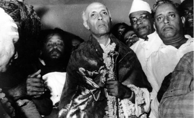 deepikasoni88's tweet photo. #Sengol #Nehru #ParliamentBuilding https://t.co/Fj7lxLMCna