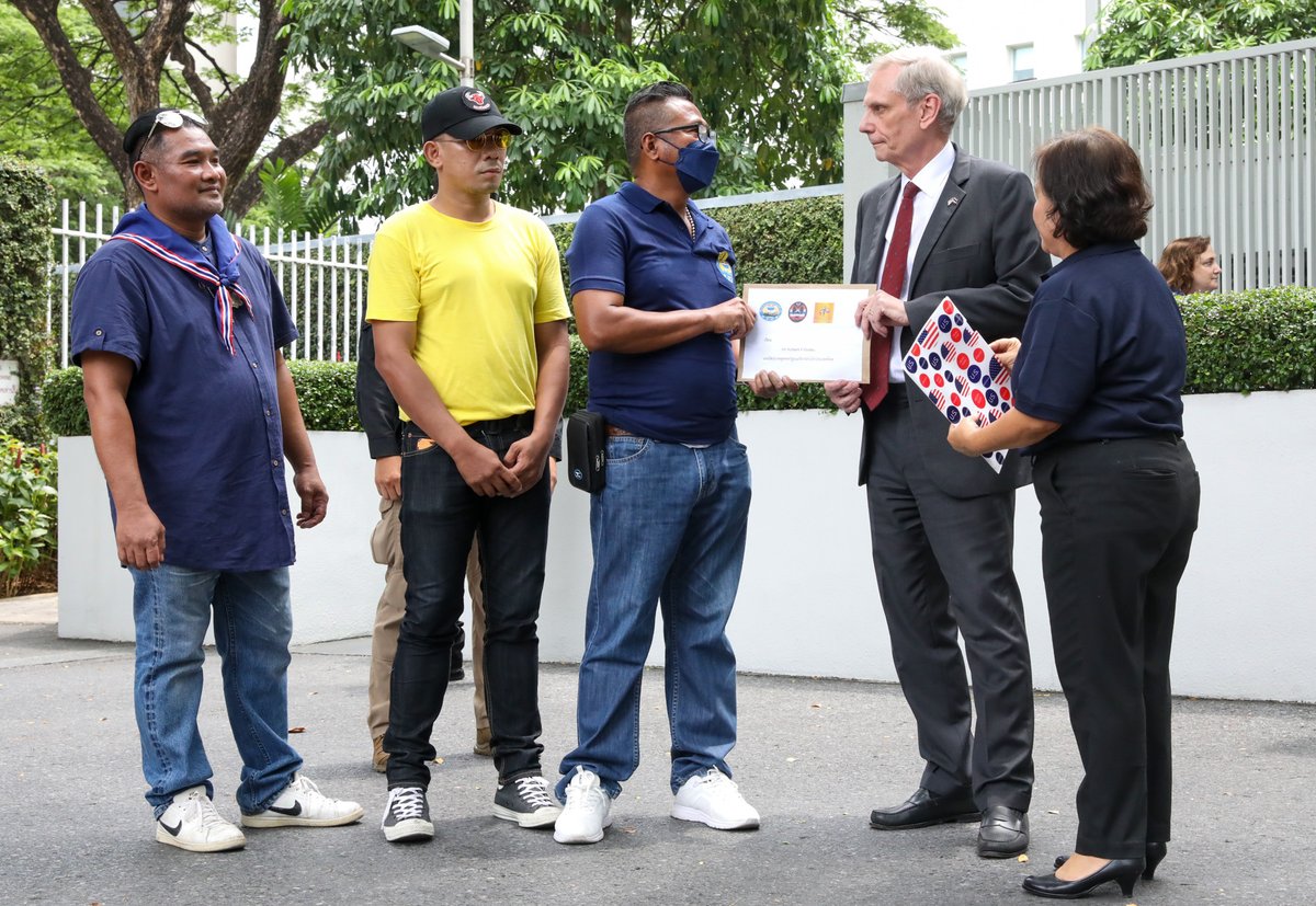 I met a group of demonstrators outside @USEmbassyBKK, received their petition and heard their views. I thanked them for coming and reiterated that the U.S. respects the institution of the Thai monarchy and the great esteem in which Thais hold the Royal Family 1/2