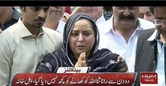 JarralRiz's tweet photo. یہ تصویر جولائی 2019 کی ہے جب رانا ثنا اللہ کی بیوی پہلی بار ٹی وی کیمروں کے سامنے آ کر وزیر اعظم عمران خان سے ہاتھ جوڑ کر التجا کرتی ہے کہ میرے شوہر کو دو دن سے بھوکا رکھا ہوا ہے اُسے دوائیں اور کھانا دینے کی اجازت دی جائے۔ مگر اُس وقت آپ اقتدار کے گھوڑے پر سوار تھے اور بد مست ہاتھی کی طرح ہر ایک کو روندتے جا رہے تھے۔ رانا ثنا اللہ کو جب ضمانت ملی تو اُس نے قرآن پر ہاتھ رکھ کر کہا کہ اگر میں نے ہیروئین سمگل کی ہے تو میری نسلیں برباد ہوں نہیں تو جنہوں نے جھوٹا کیس بنایا اُن کی نسلیں برباد ہوں۔ باقی حالات آپ کے سامنے ہیں