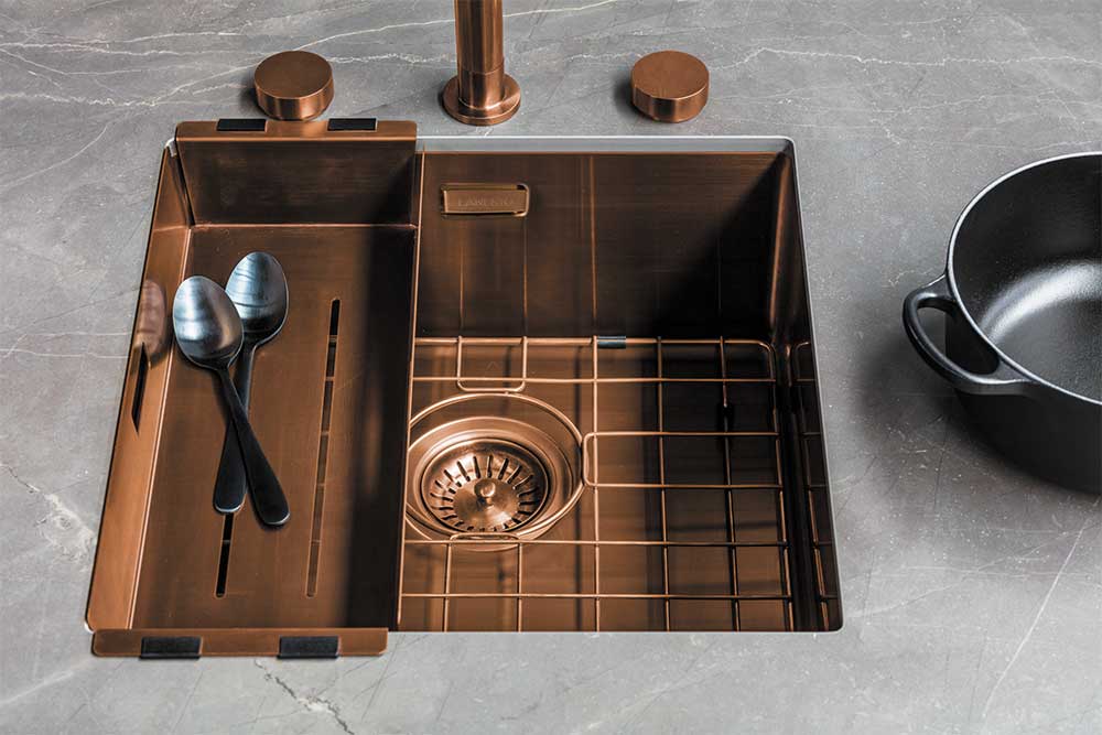 Geef je keuken een stijlvolle en moderne uitstraling met de Lanesto Urban spoelbak in Copper. Deze spoelbak heeft een handige inzetbak om je glazen te laten afdruipen en een bodemrek om je afwas te laten drogen. lees hier meer: hubs.ly/Q01PRPbw0

#spoelbak
#keukeninspiratie