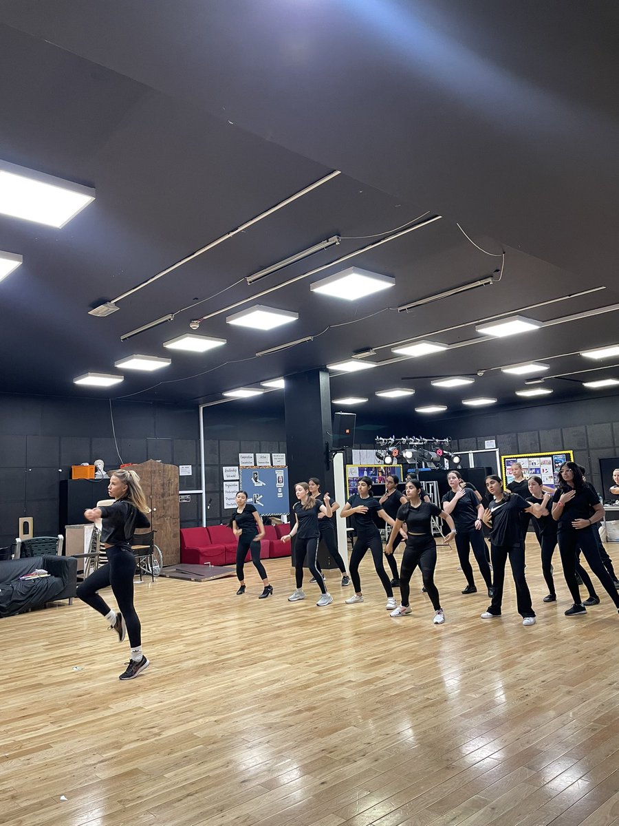 JumeirahCollege's tweet photo. JC’s specialist performing arts students push their skills to the next level! Courtesy of Urdang International’s finest. Did someone say Grease is the word?! 🎭🕺🏼
@drama_jcd @theurdang
#greace #greacelightning #drama #perforingarts #dance #urdanginternational https://t.co/0UwPhvhRsb