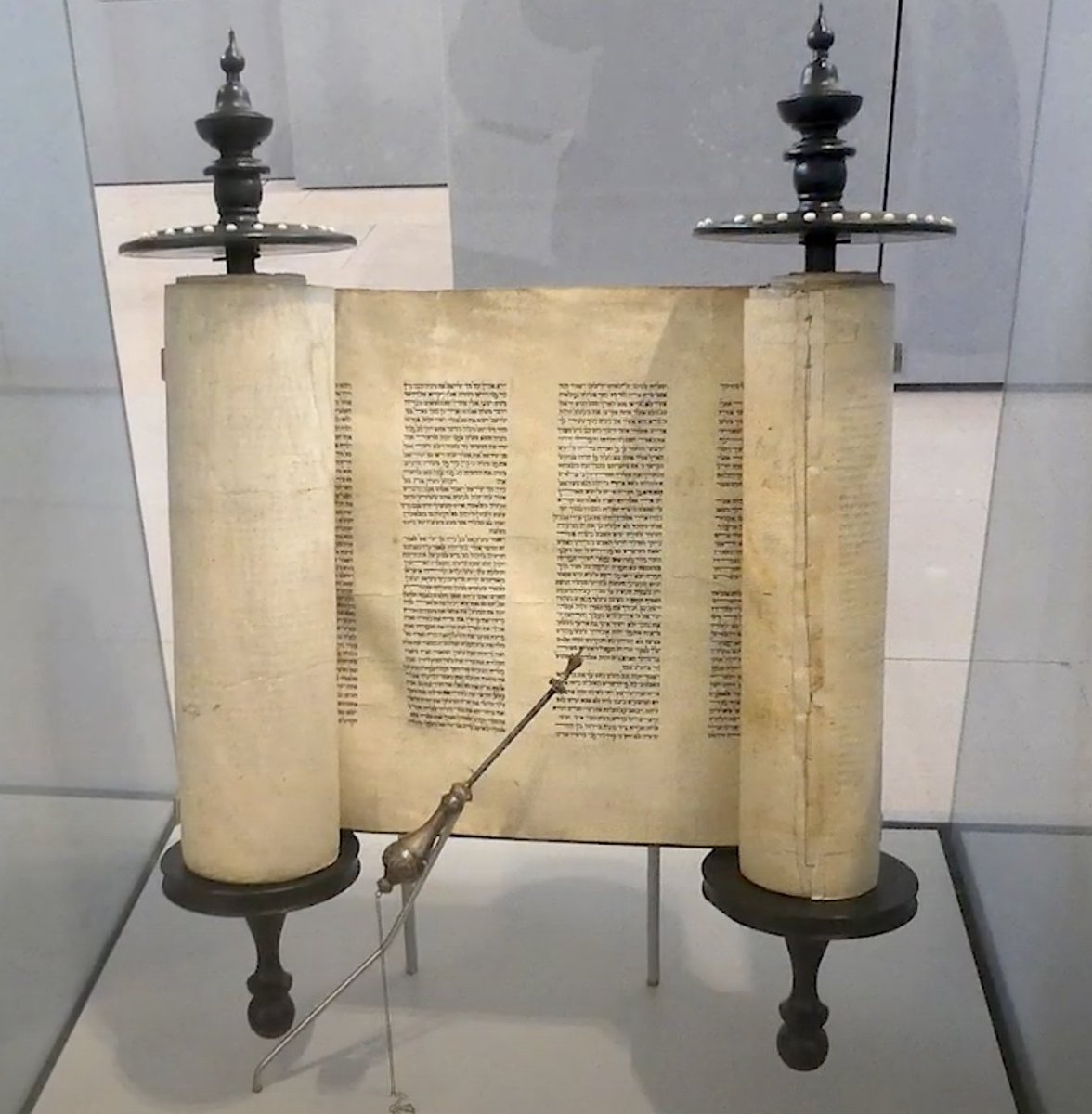 HeschelKULpl's tweet photo. What are #Targums and what influence ancient Jewish traditions had on Christian writers - tells in #HelloScience Rev. Prof. Miroslaw Wróbel, Rector's representative for the Catholic-Jewish Relations and Scientific Research in the Holy Land @KUL_Lublin.
👉https://t.co/d9CmMeYXdg https://t.co/RqoL4YLmS3