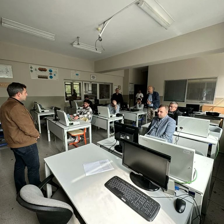 Mesleki ve Teknik Eğitim Uygulamalarına katkı sağlamak için Azerbaycan Devleti Bilim ve Eğitim Bakanlığı kurumlarının yönetici ve öğretmenlerine yönelik 2 haftalık eğitim süreci  okulumuzda başarılı bir şekilde devam etmektedir.<a href="/tcmeb/">Millî Eğitim Bakanlığı</a> <a href="/istanbulilmem/">İstanbul İl Millî Eğitim Müdürlüğü</a> <a href="/istanbul_MTE/">İstanbul Mesleki ve Teknik Eğitim</a> <a href="/BesiktasMEM/">Beşiktaş İlçe Millî Eğitim Müdürlüğü</a>