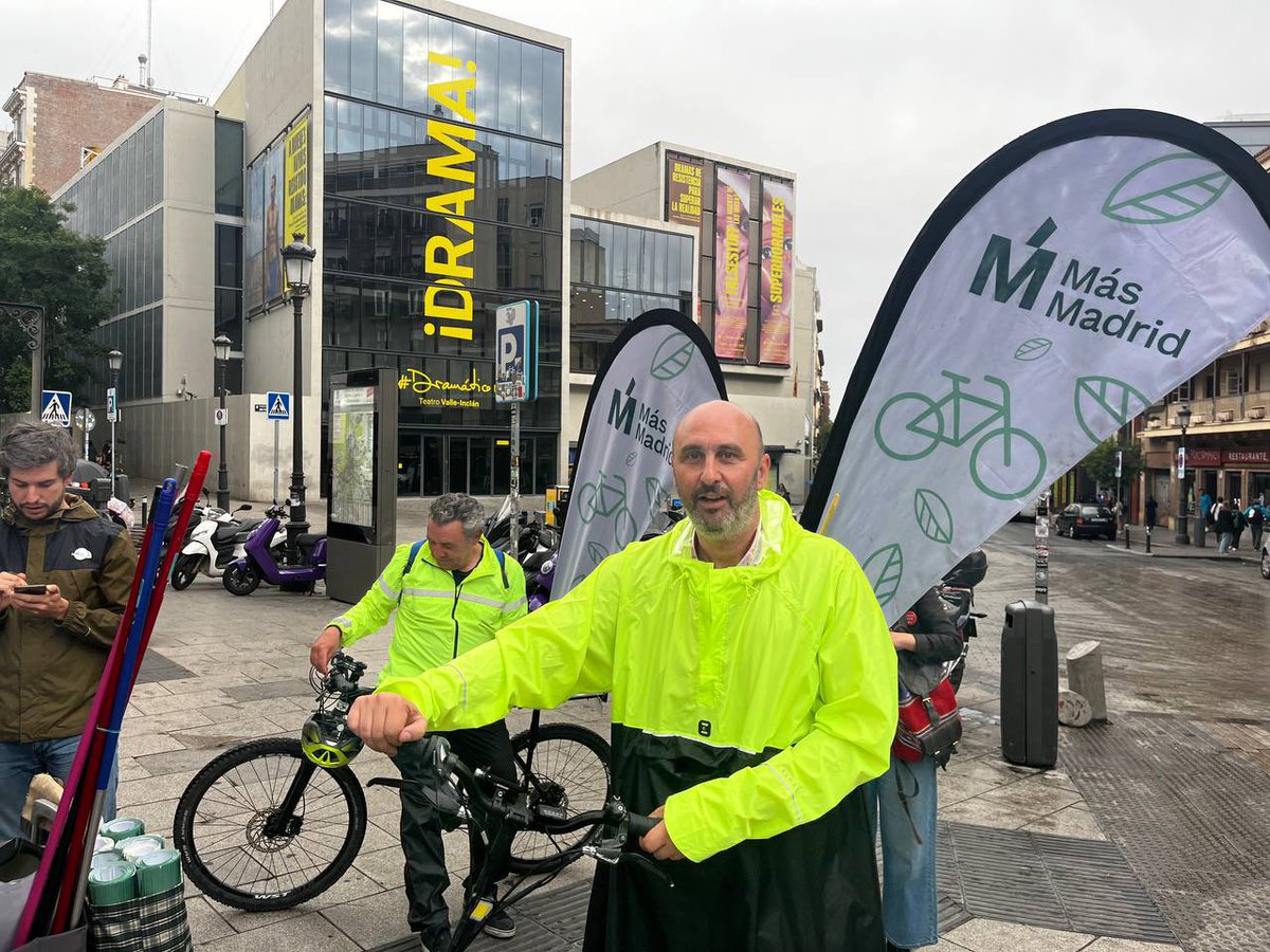 En <a href="/MasMadrid__/">Más Madrid</a> vamos a hacer la revolución del transporte, primando la peatonalidad, la bici y aumentando enormemente inversión en transporte público, sus líneas, frecuencias y capacidad

Y vivimos y hacemos campaña de acuerdo con lo q pregonamos, llueva o truene 😍🚶‍♀️👩‍🦯🦼🚌🚋🚇