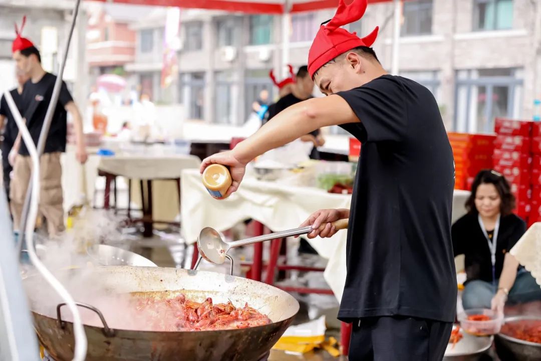 Indulge in a lip-smacking, toe-tapping extravaganza at the #crayfish 🦞 and #music 🎶 festival in #Pingyang! Prepare your taste buds for a feast of crayfish, while your ears are treated to electrifying live band performances🎸. Hurry, the party lasts until May 28! #LifeInPingyang
