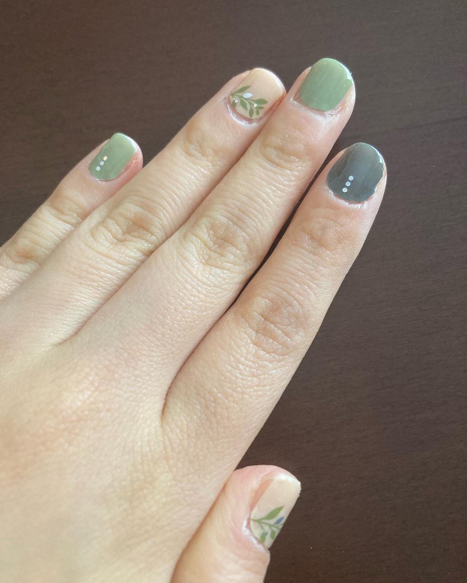 AM_Mlove's tweet photo. #Todaysnails
淡いグリーンが爽やかで大人な気分✨
これ100均のネイルシール💅 https://t.co/05ILxDHV6l