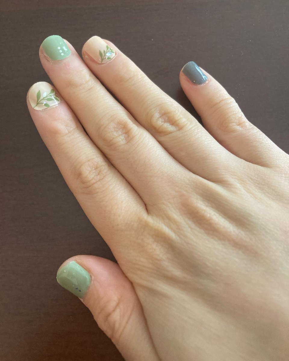 AM_Mlove's tweet photo. #Todaysnails
淡いグリーンが爽やかで大人な気分✨
これ100均のネイルシール💅 https://t.co/05ILxDHV6l
