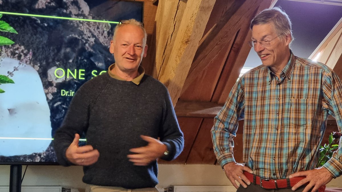 Aftrap van de kruiwagenmars voor de bodem naar Brussel door Theo Mulder van Symphony of Soils (links). Samen met Henry Mentink die al eens met een kruiwagen naar Parijs liep. Ontvangst door Timmermans bij het Parlementsgebouw over een week en 4 uren.