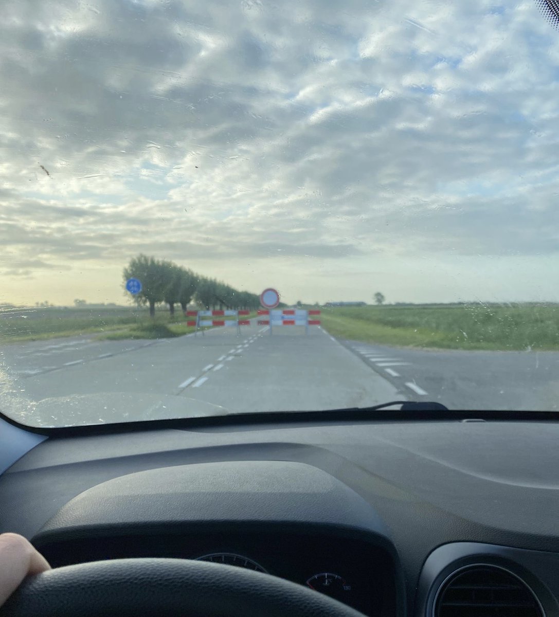 Jorian001's tweet photo. @waterschap zonder waarschuwing een 80kmh weg blokkeren en je moet ook maar raden waar je de weg weer op kan. Hopelijk rijd er niemand de borden in. https://t.co/YU2tf0zoLQ