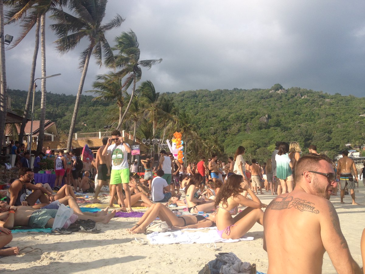 A Full is.gd/gvmikk #fullmoonparty #island #kohphangan #newyearseve #partyboat #thailand #travel #blog