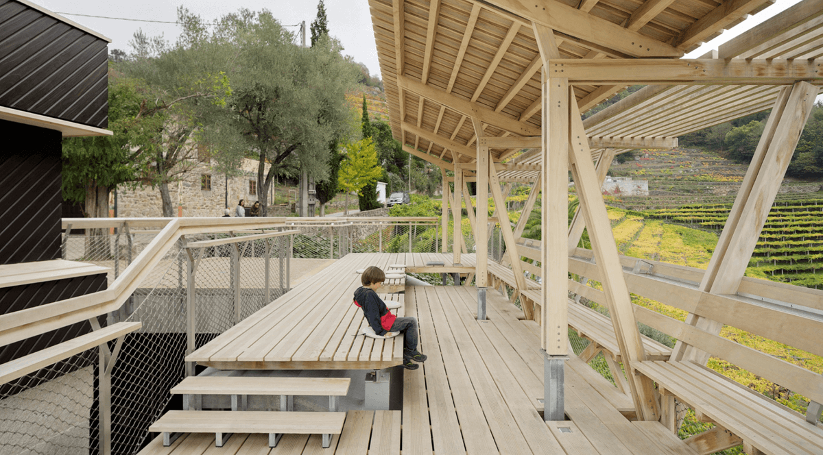 O Mirador de A Cova, situado no Saviñao (Lugo) e realizado por Arrokabe Arquitectos, é outro exemplo do emprego da madeira de piñeiro con fins estruturais.
Seguimos sumando!
Imaxes de Luís Díaz Díaz
#madeiradepiñeiro