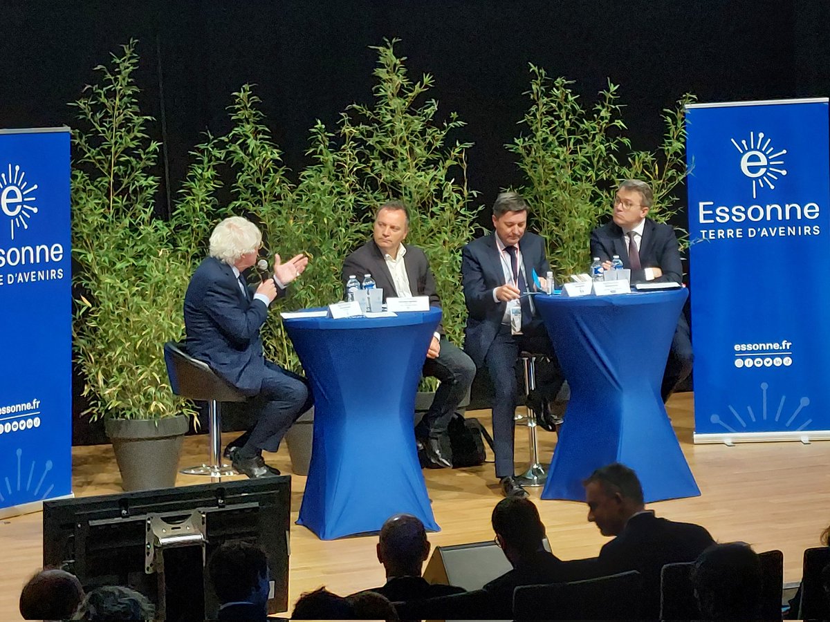 ChevallierCcile's tweet photo. L'université de l' @UnionMaires91 démarre à @villedemassy avec une conférence animée par Patrice Carmouze (l'ancien complice de Christophe Dechavanne) avec @durovray @FrVigouroux et @Prefet91 https://t.co/LieBRCKgsG