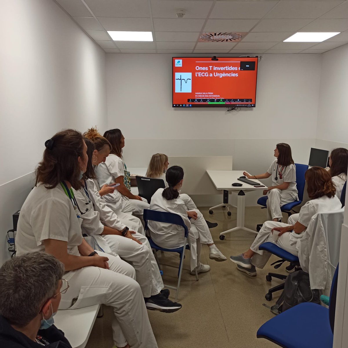 urgencies_tauli's tweet photo. Bon dia! Avui a la #sessióclinica les Dres Júlia Sánchez i Maria Sala, residents de @CriticsTauli que estan rotant a @urgencies_tauli ens parlen de la #sedoanalgesia #periprocedimental i la valoració de les #onesTnegatives a #urgències #formaciócontinuada #EspecialitatUrgenciesJA https://t.co/ydIlk7SCQ4