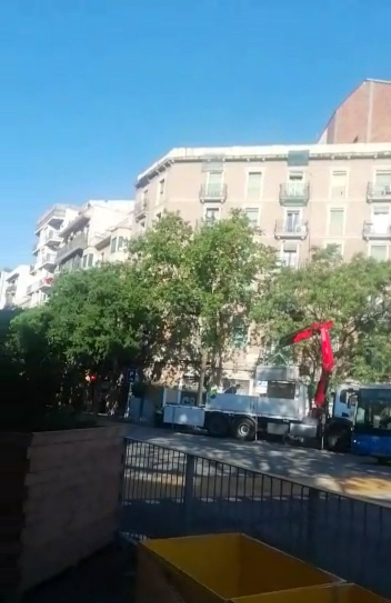 preintser's tweet photo. ¡Buenos días! A punto de iniciar obra de reparación en fachada. Coordinando con @SGweberES  trabajadores y vecinos. Gracias. https://t.co/rSc4MB7roE