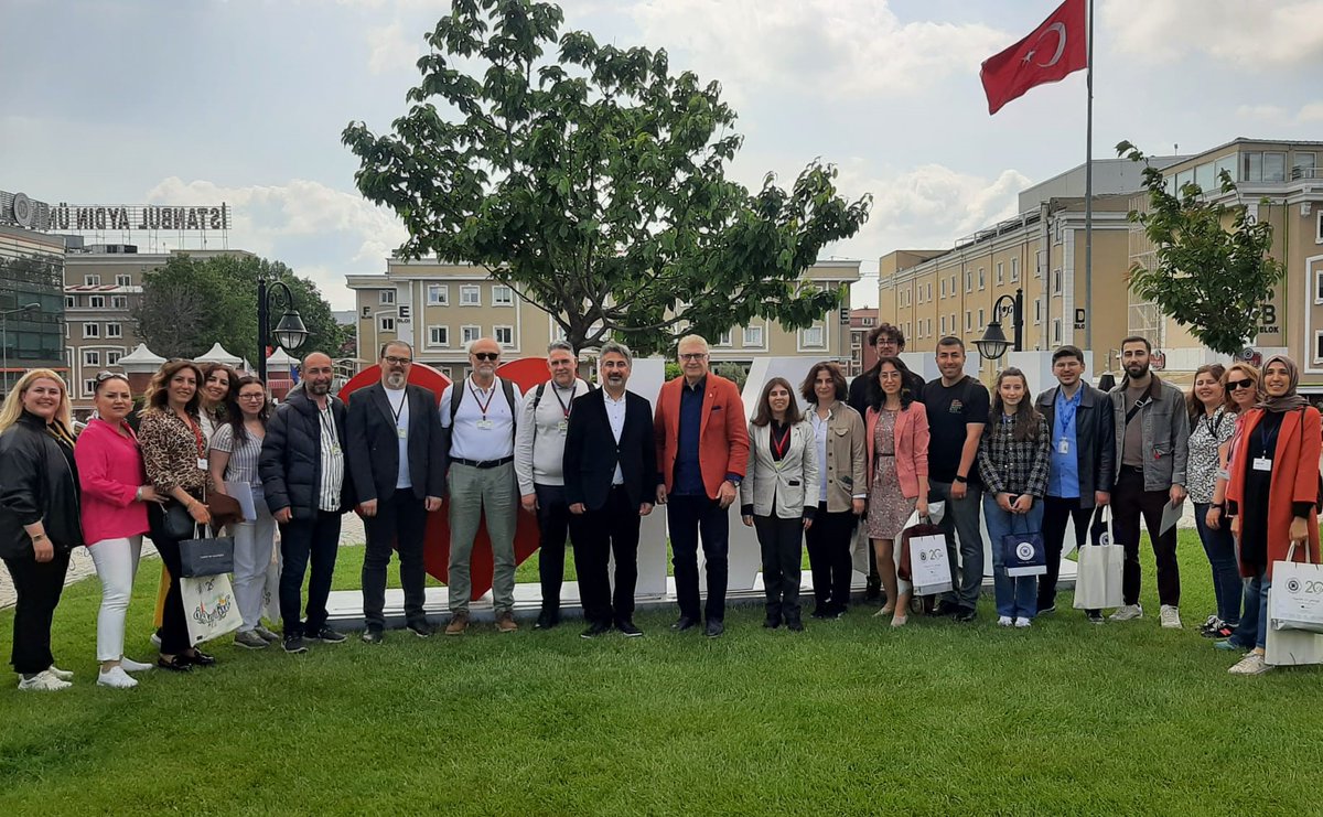 Eğitim Fakültemiz tarafından düzenlenen Erasmus+ Projesi kapsamında STEM Storytelling final konferansı ve atölye çalışmamız, STEM ve Future Classroom Laboratuvarlarımızda gerçekleşti.
Hollanda Storybag Temsilcisi Peter Frühman, İspanya Salamanca IES Venancio Bianco temsilcileri,