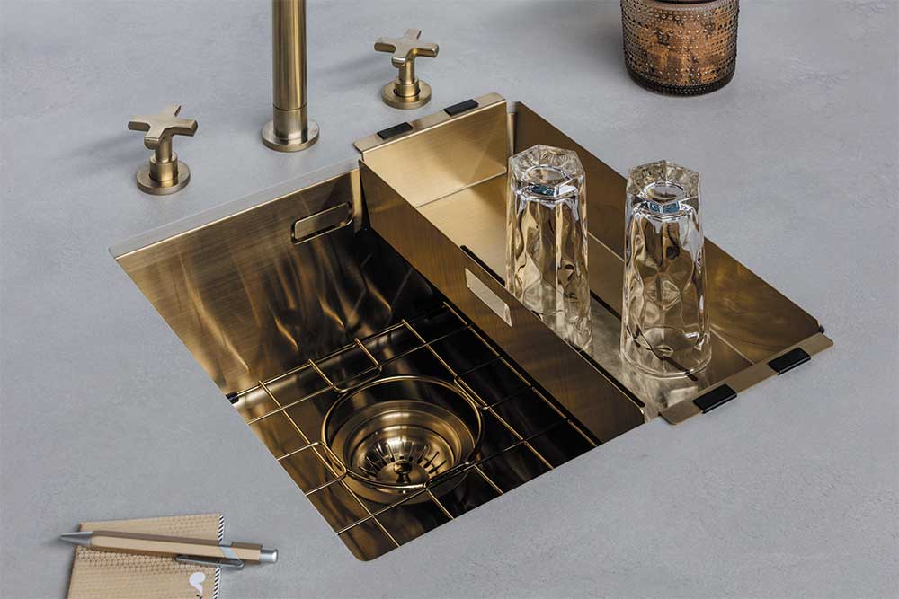 Voeg een vleugje glamour toe aan je keuken met de Lanesto Urban spoelbak in de kleur Gold. Deze spoelbak heeft bodemrek een handige inzetbak waarmee je gemakkelijk je glazen kunt laten afdruipen. 
Lees meer: hubs.ly/Q01QD4P70

#spoelbak
#keukeninspiratie