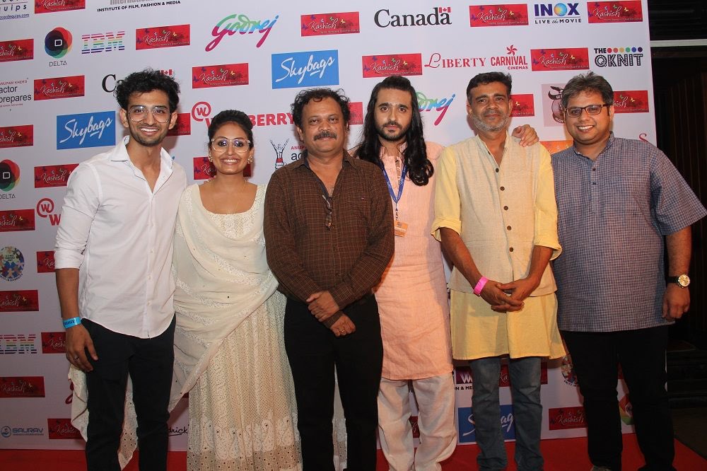 AshishAdmirers's tweet photo. 5 years of #Khejdi at Kashish 🥳🎉
We love Khejdi…❤️😇
@ashish30sharma @ArchanaTaide @rohitdwivedi08 @jknofficial @KashishMIQFF
#5YearsOfKhejdi #KhejdiAtKashish #Kashish2018 #KashishQueerFilmFest #KashishMIQFF #AashieshSharrma #BestActor #AashieshAsKhejdi 💫🔥 https://t.co/D88ddTV6T8