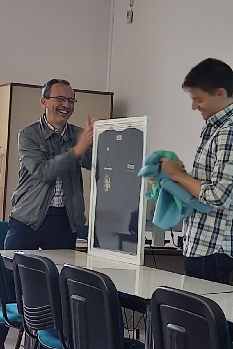 CirugiaHDrPeset's tweet photo. Te conocimos como residente y hoy te conviertes en un gran cirujano. Mucha suerte en tu vida profesional, en la personal siempre tendrás a tu familia CIRPESET. Gracias por tantos momentos, te queremos (1 kilo) 💚 @apr_qx @GVADrPeset https://t.co/xvcFjsmkbH