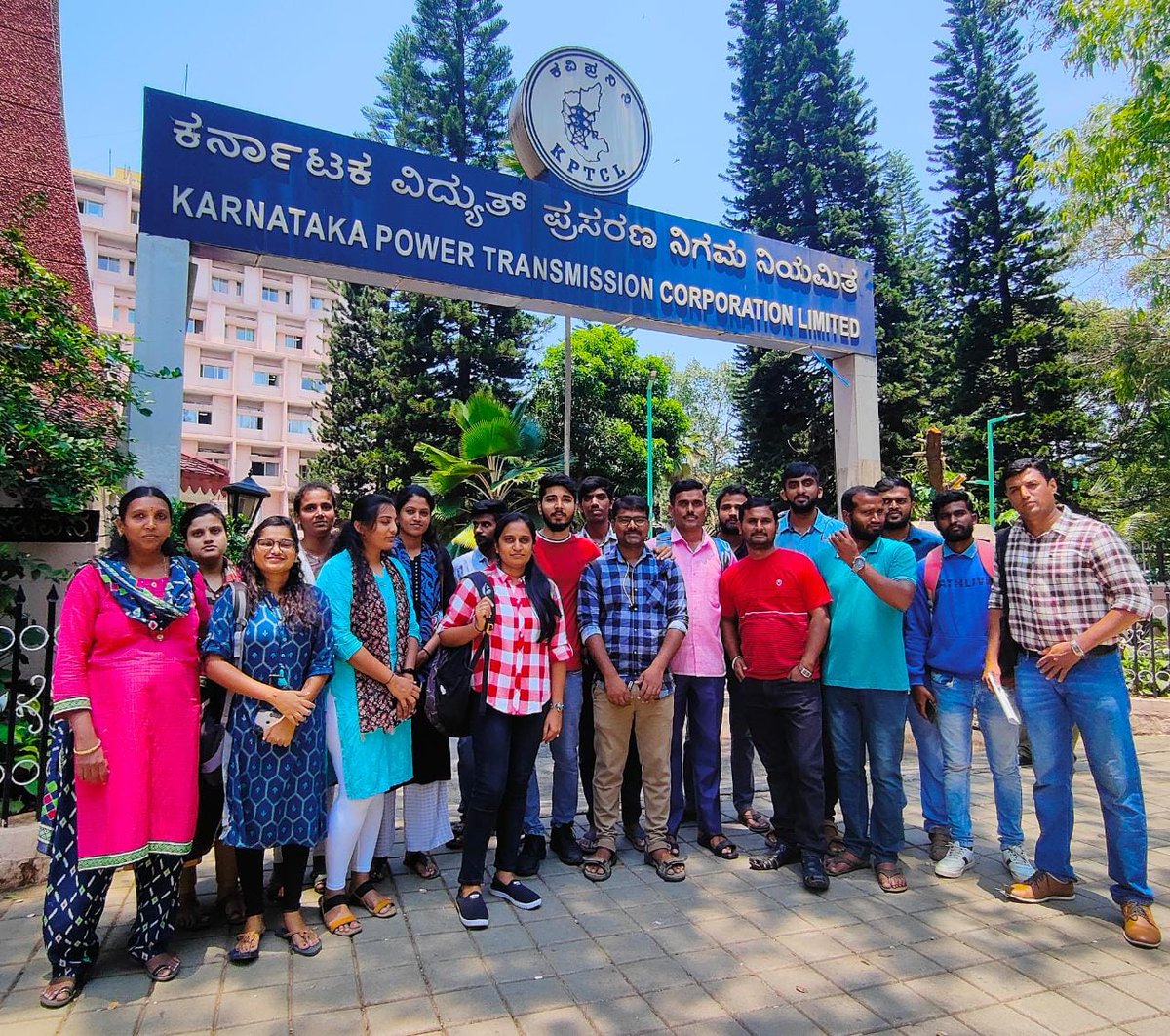 JewargiSoma's tweet photo. ಕವಿಪ್ರನಿನಿ(KPTCL)ಕಚೇರಿಗೆ ತೆರಳಿ ಕಿರಿಯ ಸಹಾಯಕ ಹುದ್ದೆಗಳ ದಾಖಲಾತಿ ಪರಿಶೀಲನೆ ಪ್ರತ್ಯೇಕಗೊಳಿಸಲು ಹಾಗೂ ನೇಮಕಾತಿ ಪ್ರಕ್ರಿಯೆ ಚುರುಕುಗೊಳಿಸಲು ತಮ್ಮ ಅಮೂಲ್ಯವಾದ ಸಮಯ ವ್ಯಯಿಸಿ  ಮನವಿ ಸಲ್ಲಿಸಿ ಬಂದ ನನ್ನೆಲ್ಲಾ ಸ್ನೇಹಿತರಿಗೆ ಧನ್ಯವಾದಗಳು 🙏
@KPTCL_Aspirant 
#seperateJAfromAEJE 
#speedupKPTCLrecruitment https://t.co/rNzrQzdkX6