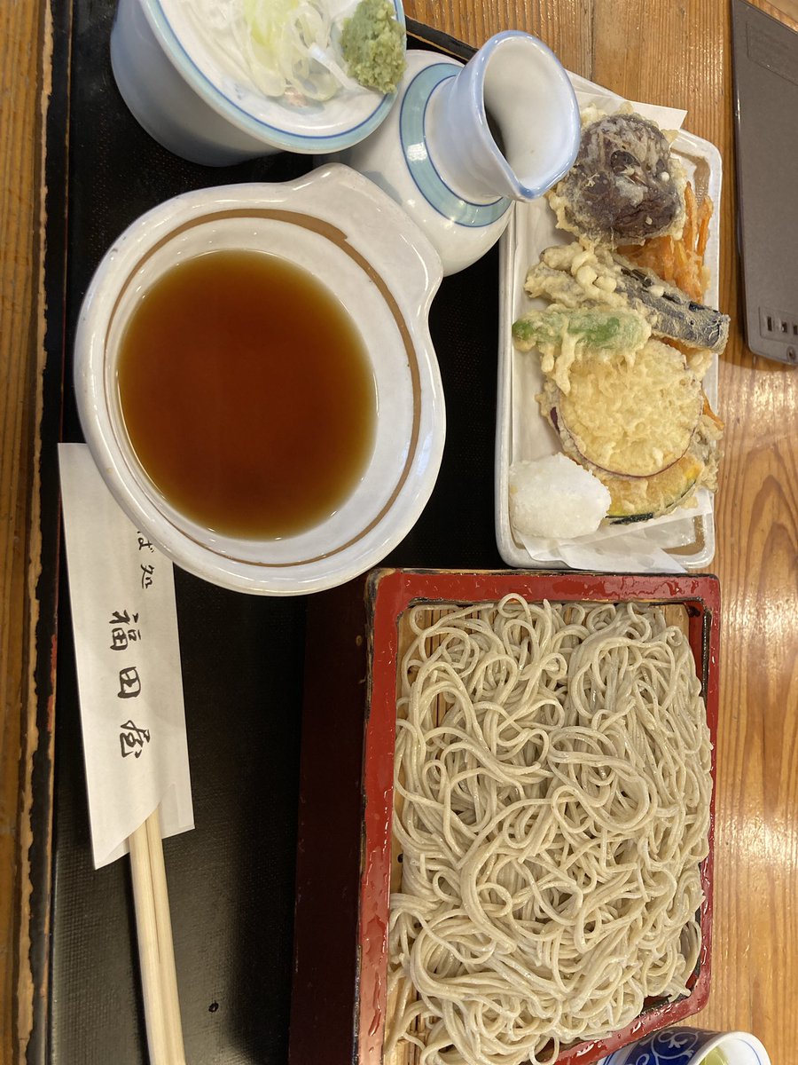 roboringo's tweet photo. 今日のランチは、渋谷の「そば処　福田屋」さん(^^)
そばも美味いけど、椎茸の天ぷらが最高でした！ https://t.co/8k5hVL74UM