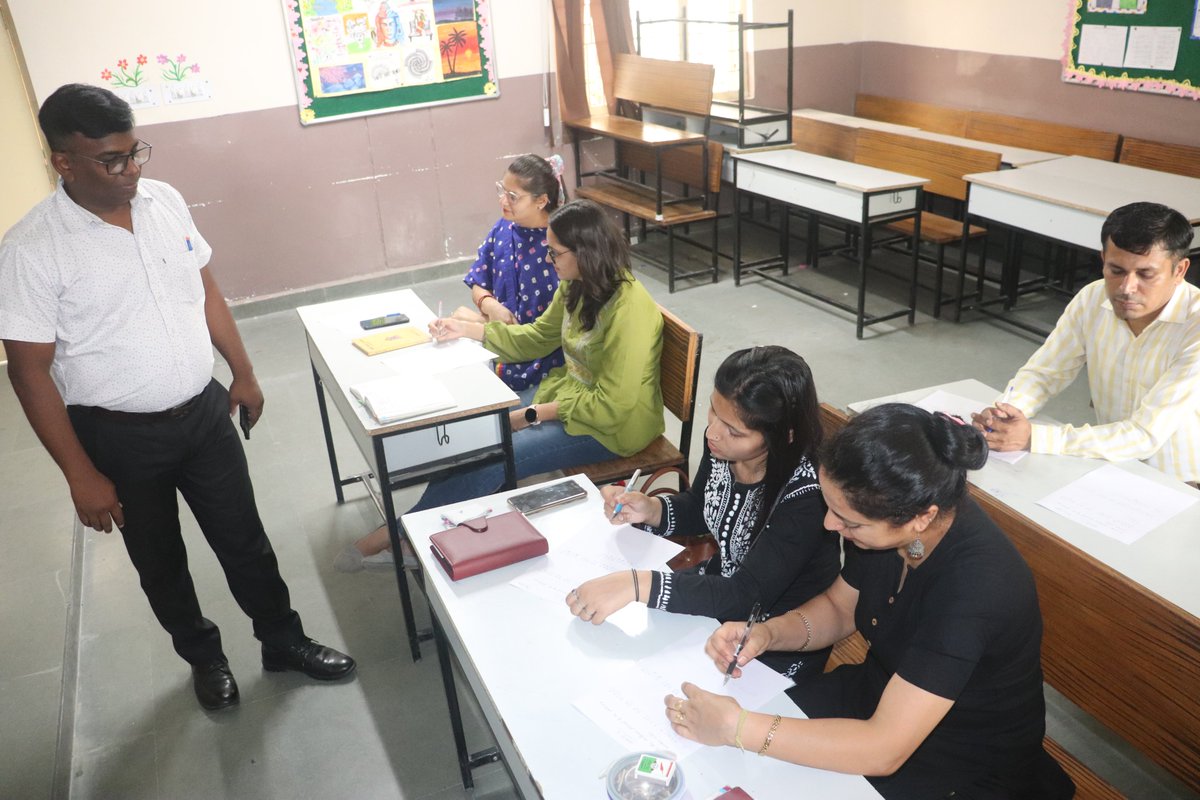 ArmyGanganagar's tweet image. 📢✨ Impressive in-service training on &quot;Best Classroom Practices as per NEP/Making of Lesson Plan&quot; today!  Kudos to the subject teachers for delivering insightful sessions aligned with their subjects and lesson plans. 👏#InServiceTraining #NEP #ClassroomPractices #LessonPlanning