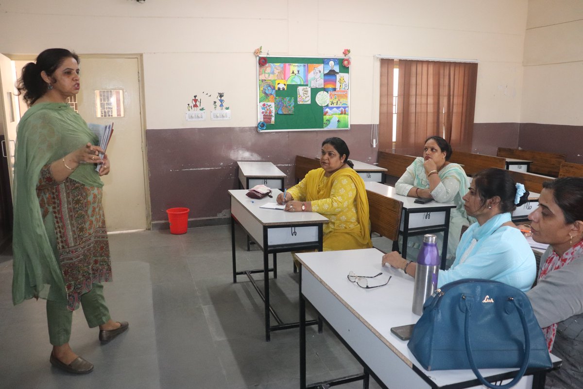 ArmyGanganagar's tweet image. 📢✨ Impressive in-service training on &quot;Best Classroom Practices as per NEP/Making of Lesson Plan&quot; today!  Kudos to the subject teachers for delivering insightful sessions aligned with their subjects and lesson plans. 👏#InServiceTraining #NEP #ClassroomPractices #LessonPlanning