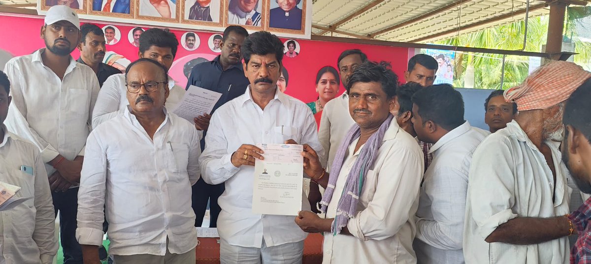 Shri Banoth Shankar Naik, MLA, Mahabubabad said that the aim of our government is to develop the poor in the state. CM Relief Fund cheques were handed over by MLA Banoth Shankar Naik at the camp office in Mahabad town 
@KTRBRS @BRSHarish @BRSparty
@SatyavathiTRS