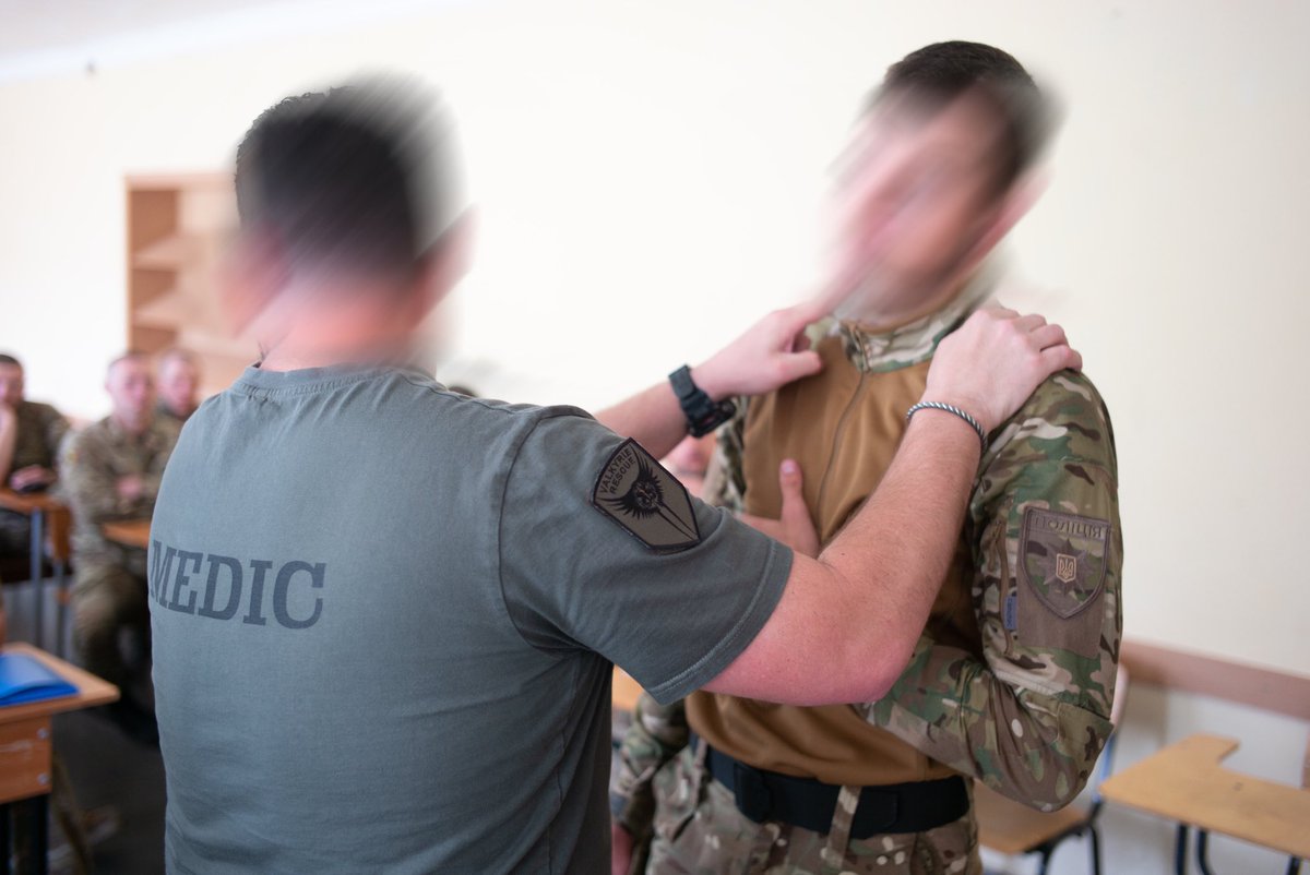 Task_Force_31's tweet photo. Transferring that medical knowledge. Good medicine is essential for all soldiers and will save lives! 🇺🇦🇺🇦
#Ukraine #ukrainecounteroffensive #tccc #taskforce31 #NAFO https://t.co/VqbKNrRPNt