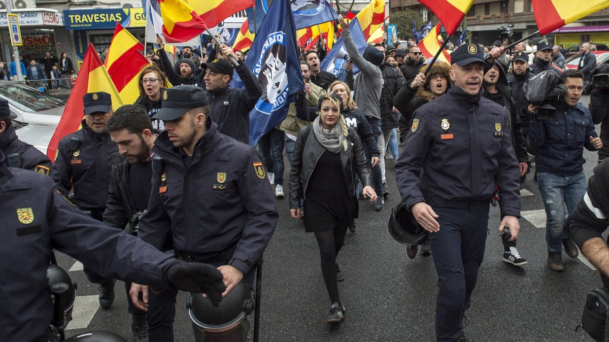 FonsiLoaiza's tweet image. Hoy ha sido absuelta de delito de odio Melisa Domínguez, la líder neonazi de Hogar Social Madrid, acusada de lanzar bengalas contra una mezquita. Es protegida por policías y jueces ultraderechistas. Así campa a sus anchas el fascismo en España.