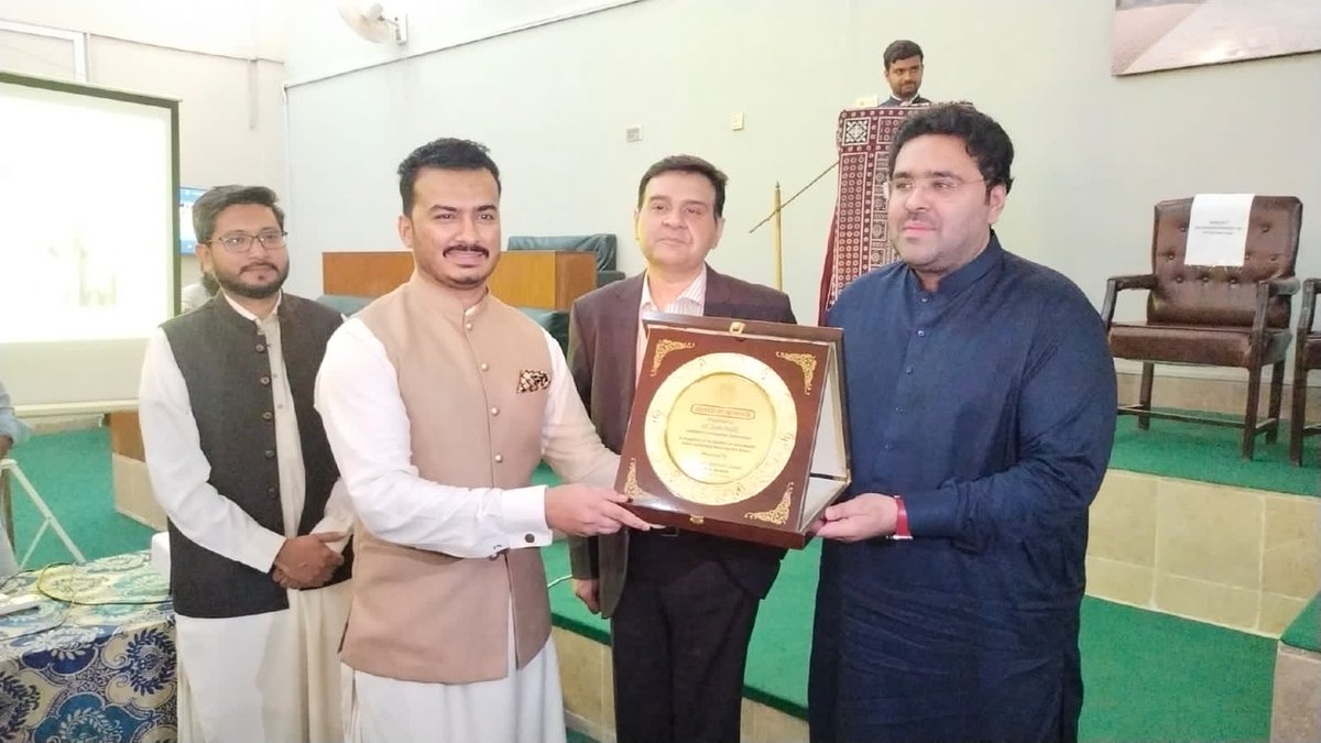 DCMatiari2K5's tweet photo. Honorable Minister for Revenue @MakhdoomMehboob presenting shield of honor to Deputy Commissioner @jawadmuzaffar &amp; other officers at DC Secretariat Matiari, Worthy Commissioner Hyd Bilawal Memon also present. https://t.co/zvsoOJYREo